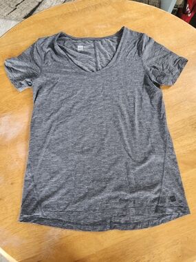 MEC Women's Heather Charcoal V-Neck Short Sleeve Tee | Super Breathable